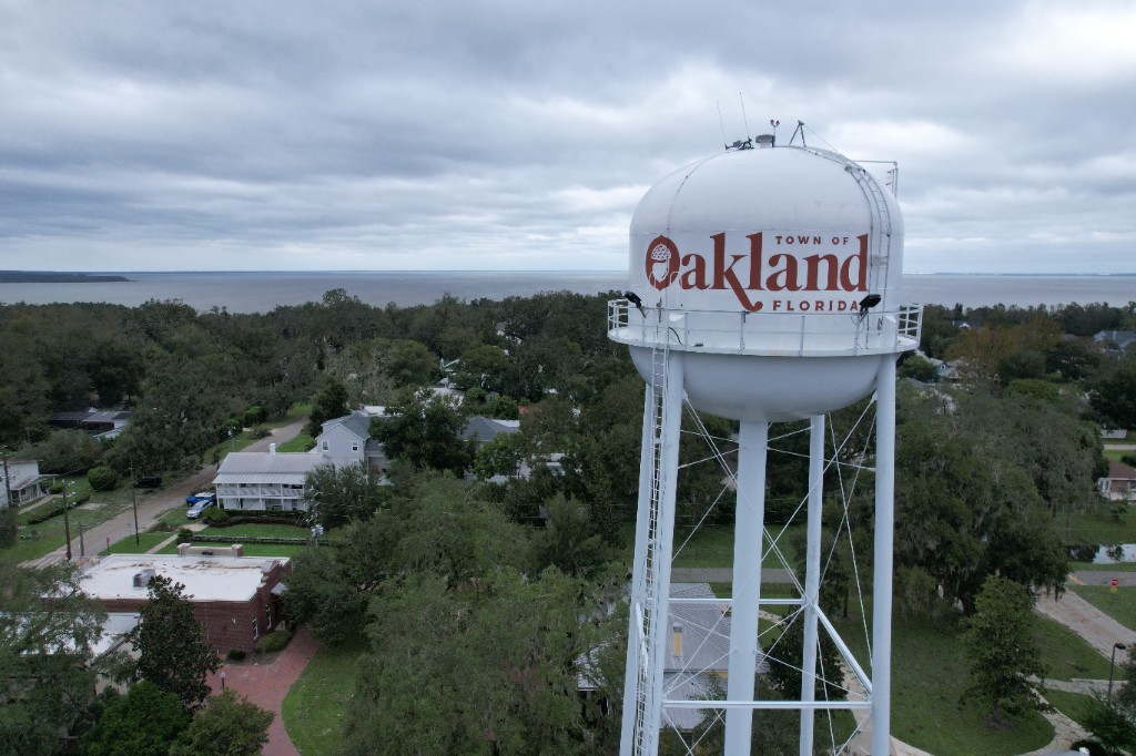Oakland Florida oak-lined streets and Lake Apopka area
